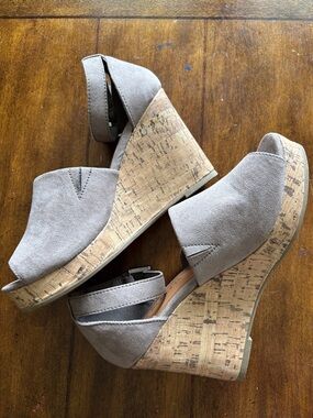 Big Buddha taupe suede peep-toe ankle-strap wedge sandals. Size 8. New conditi